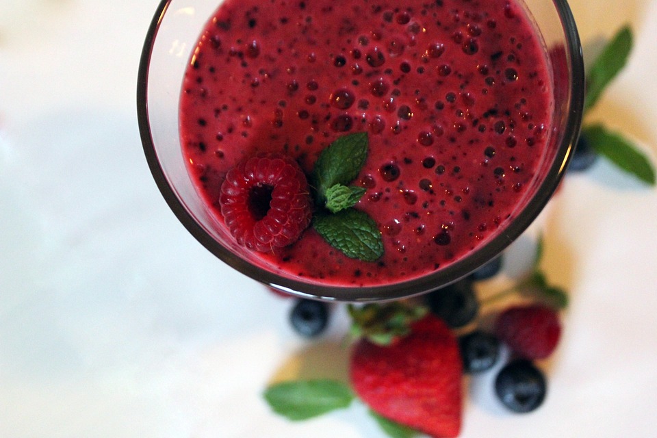 Smoothie z jagodami, bananem i olejkiem CBD – przepis na zdrowie